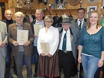 Langjährige Mitglieder wurden in der Hauptversammlung des Schützenvereins Neufang geehrt. Unser Bild zeigt (von links) Herbert Seuß, Bürgermeister Hermann Anselstetter, Hans Opel, Matthias Wunderlich, Uschi Lauterbach, Vorsitzenden Werner Reinfeld, Zweiten Vorsitzenden Adolf Lauterbach, Schützenmeisterin Eva Lauterbach und Schriftführer Steffen Kellner.  Foto: Klaus-Peter Wulf