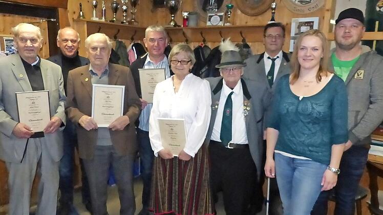 Langjährige Mitglieder wurden in der Hauptversammlung des Schützenvereins Neufang geehrt. Unser Bild zeigt (von links) Herbert Seuß, Bürgermeister Hermann Anselstetter, Hans Opel, Matthias Wunderlich, Uschi Lauterbach, Vorsitzenden Werner Reinfeld, Zweiten Vorsitzenden Adolf Lauterbach, Schützenmeisterin Eva Lauterbach und Schriftführer Steffen Kellner.  Foto: Klaus-Peter Wulf