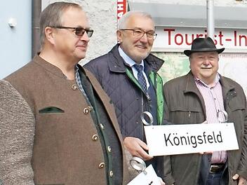Die Bürgermeister mit den Schildern für die neuen Mitfahrbänke in Heiligenstadt (von links): Gerhard Riediger, Helmut Krämer und Ludwig Bäuerlein Foto: Carmen Schwind