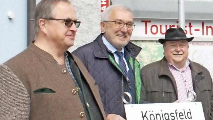 Die Bürgermeister mit den Schildern für die neuen Mitfahrbänke in Heiligenstadt (von links): Gerhard Riediger, Helmut Krämer und Ludwig Bäuerlein Foto: Carmen Schwind