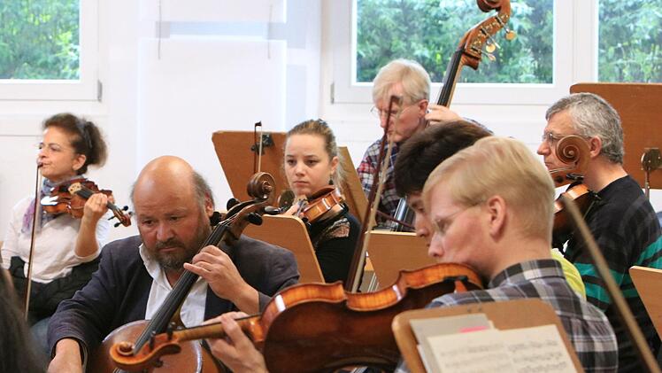 Coburgs Generalmusikdirektor Roland Kluttig probt mit dem Philharmonischen Orchester für das London-Gastspiel des Landestheaters.Foto:_Jochen Berger