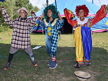 Zum Zirkusprogramm gehören natürlich auch die Clowns. Rosa Seidlein aus Königsberg, Alina und Alex Holzapfel aus Haßfurt (von links) wurden von André Lauenburger auf ihren Auftritt vorbereitet. Foto: Ulrike Langer