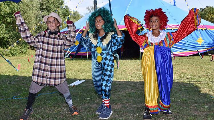 Zum Zirkusprogramm gehören natürlich auch die Clowns. Rosa Seidlein aus Königsberg, Alina und Alex Holzapfel aus Haßfurt (von links) wurden von André Lauenburger auf ihren Auftritt vorbereitet. Foto: Ulrike Langer