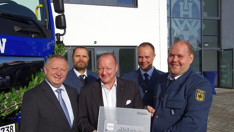 Landrat Thomas Bold, Christian Schwarz, Lutz Leide Lutz Leide  von der  Bundesanstalt für Immobilienaufgaben, Hendrik Maler Referatsleiter vom bayrischen THW-Landesverband und Bad Kissingens THW-Ortsbeauftragter Philipp Kiesel. Klaus Werner