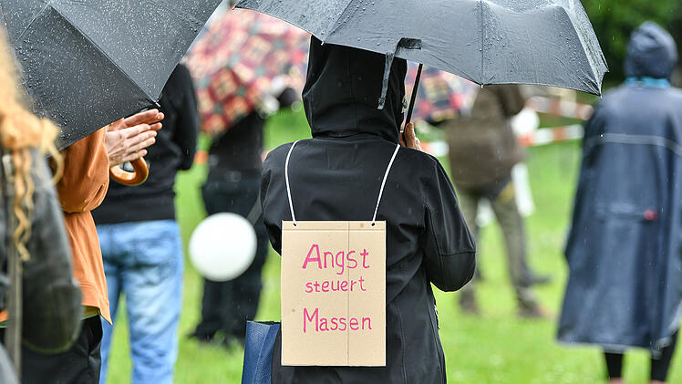 Trotz Regenwetter: Corona-Demonstrationen in Nürnberg und Würzburg