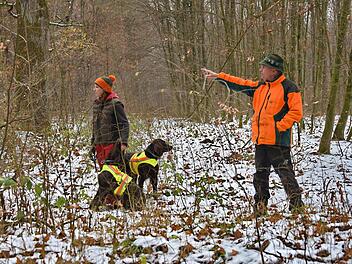 Revierleiter Erich Daum zeigt Claudia Brandt-Pecher, in welche  Richtung sie mit ihren Hunden gehen soll.  Foto: Karl Heinz Wirth