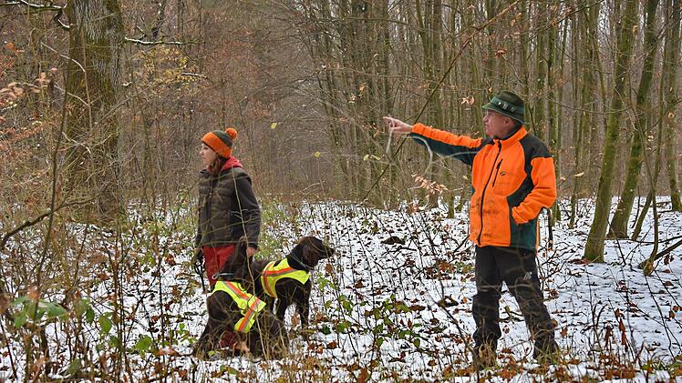 Revierleiter Erich Daum zeigt Claudia Brandt-Pecher, in welche  Richtung sie mit ihren Hunden gehen soll.  Foto: Karl Heinz Wirth