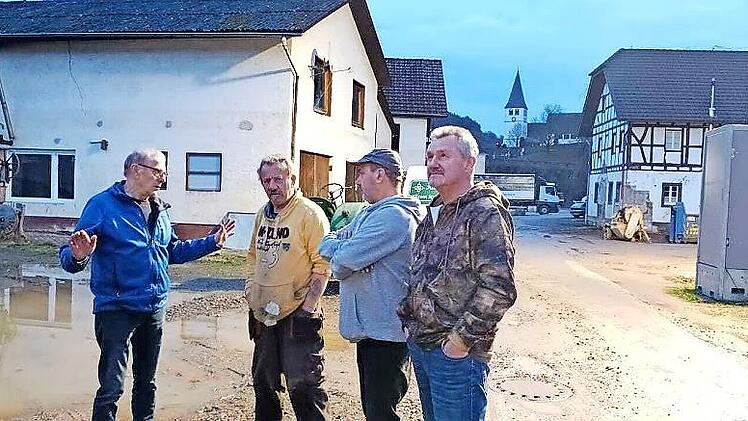 Die Reservistenkameradschaft Machtilshausen fuhr mit dem Verein Helfer Shuttle-Eltmann ins Ahrtal, um beim Wiederaufbau nach der Flutkatastrophe zu helfen. Gleich nach der Rückkehr planten sie eine Verlängerungswoche.