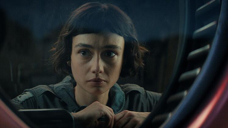 Wendy (Sydney Chandler), die als Kind in einen künstlichen Körper verpflanzt wurde, muss sich an ihre neue Lebensform noch gewöhnen.