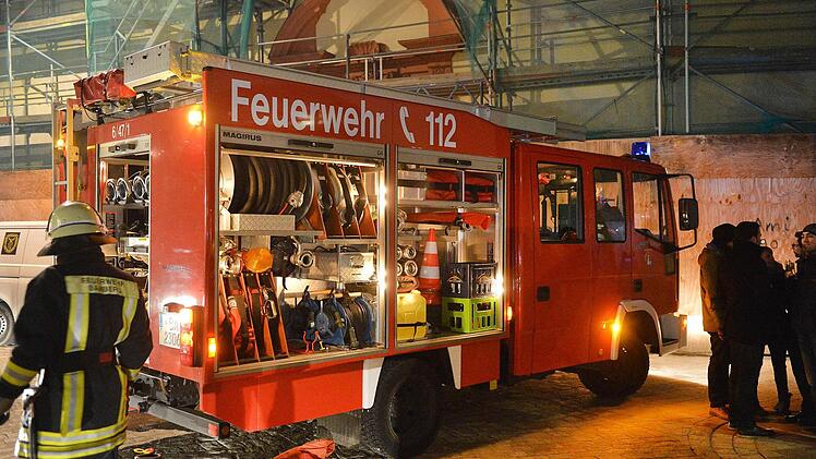 Kurz nach Mitternacht an Silvester rückte die Feuerwehr mit einem Großaufgebot zur Universitäts-Aula aus. Foto: Ronald Rinklef
