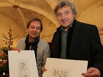 Harald Winter (links) und Walter Dressel zeigen zwei Hans-Dressel-Drucke: "Torero-Mama mit trunkenem Sohn" (links) und "Vier Südtiroler" (rechts). Foto: Barbara Herbst