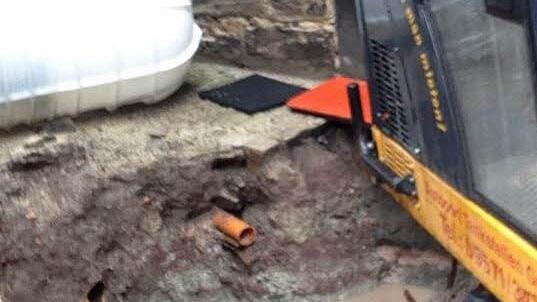 Die Baustelle auf der Festung: Dort sammelte sich das Regenwasser in den Löchern.