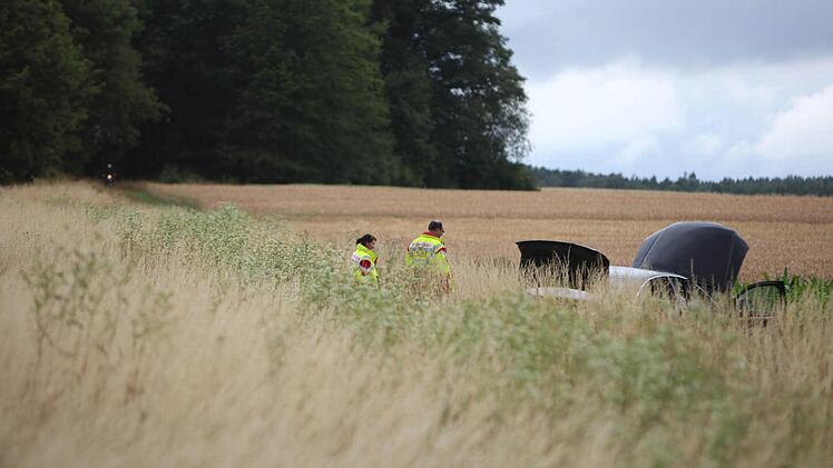 Auf der A3, Höhe Pommersfelden, sind bei einem schweren Autounfall zwei Menschen gestorben. Sie sind in ihrem brennenden Fahrzeug, einem italienischen Sportwagen, ums Leben gekommen. Foto: News5/Fuchs