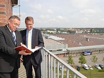 Von einem der Ziegelsteintürme des Hauptwerks in der Robert-Bosch-Straße aus kann man sich gut über anstehende Aufgaben unterhalten: Werkleiter Hans Hoffmann (links) übergibt seinem Nachfolger Oliver Stief am 1. August offiziell seinen Posten. Foto: Ronald Rinklef