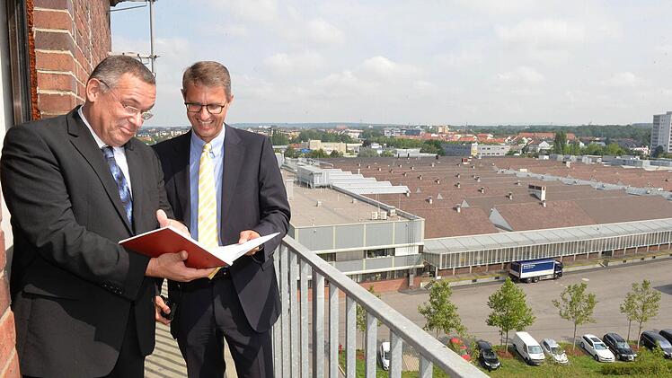 Von einem der Ziegelsteintürme des Hauptwerks in der Robert-Bosch-Straße aus kann man sich gut über anstehende Aufgaben unterhalten: Werkleiter Hans Hoffmann (links) übergibt seinem Nachfolger Oliver Stief am 1. August offiziell seinen Posten. Foto: Ronald Rinklef