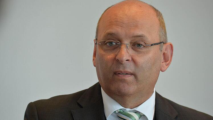 IHK-Präsident Heribert Trunk weist auf Stärken und Schwächen der Bamberger Wirtschaft hin.  Foto: Ronald Rinklef