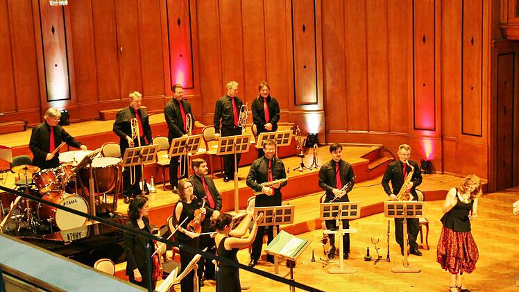 Beifall von Orchesterchefin Elena Jossifova (unten, Mitte) für Sopranistin Debora Cole (rechts) beim Osterkonzert des Kurorchesteers im Regentenbau.  Foto: Vogel