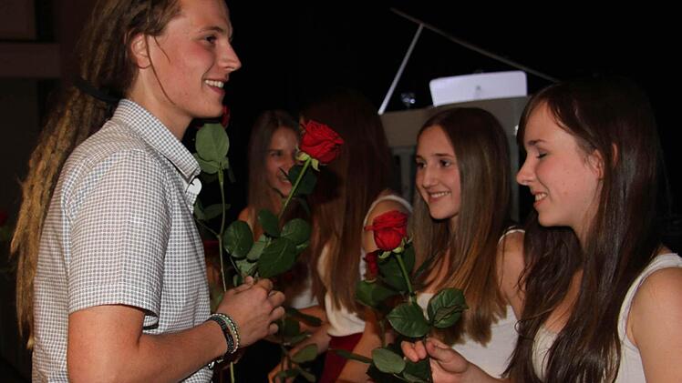 ... und die hübschen Jazz-Dancerinnen bekommen obendrein noch rote Rosen. Fotos: Sonja Adam