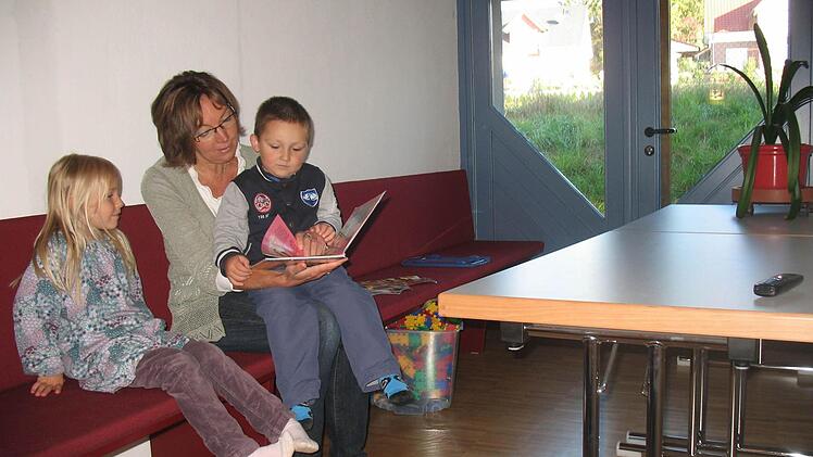 Erika Neff und zwei ihrer Schützlinge in dem für Eltern gestalteten WartebereichFoto: Anette SchreiberErika Neff und zwei ihrer Schützlinge in dem für Eltern gestalteten WartebereichFoto: Anette Schreiber