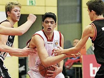 Den besten Regnitztaler Punktesammler, Mehmet Uysal, k&ouml;nnen die W&uuml;rzburger Fabian Kunzmann (l.) und Michael Sauer (r.) nicht aufhalten. Fotos: sportpress