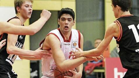 Den besten Regnitztaler Punktesammler, Mehmet Uysal, k&ouml;nnen die W&uuml;rzburger Fabian Kunzmann (l.) und Michael Sauer (r.) nicht aufhalten. Fotos: sportpress