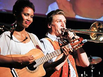 Völkerverständigung durch Musik: Yinet Rojas Cardona und Leonhard Meixner spielen in Bamberg den Son. Fotos: Matthias Hoch
