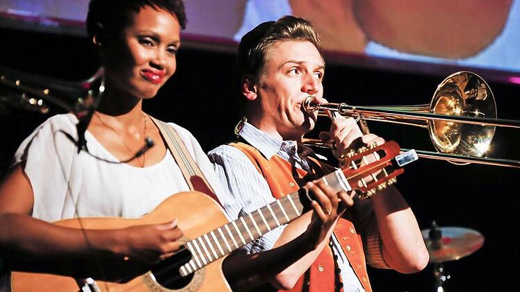 Völkerverständigung durch Musik: Yinet Rojas Cardona und Leonhard Meixner spielen in Bamberg den Son. Fotos: Matthias Hoch