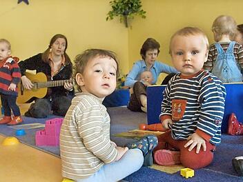 Musikstunde in einer Berliner Kinderkrippe: Die Stadt Coburg erhöht die Gebühren in ihren drei Kitas zum Herbst 2016. Foto: epd