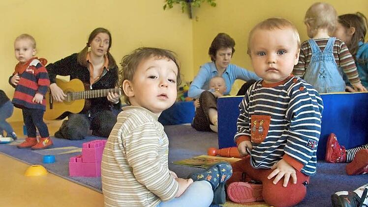 Musikstunde in einer Berliner Kinderkrippe: Die Stadt Coburg erhöht die Gebühren in ihren drei Kitas zum Herbst 2016. Foto: epd