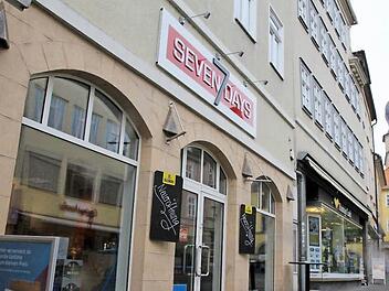 Die noch fehlenden Schilder fürs Bistro sollen heute geliefert werden: In dem neuen Bistro-Geschäft im Steinweg gibt es auch Waren des täglichen Bedarfs. Die Kunden sollen das Sortiment mitbestimmen. Foto: Simone Bastian
