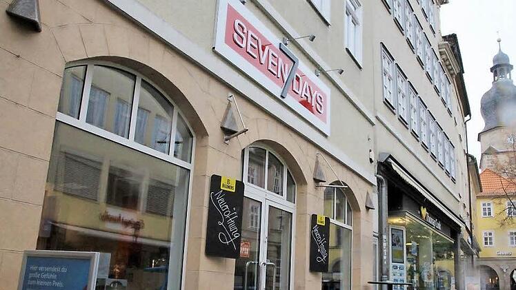 Die noch fehlenden Schilder fürs Bistro sollen heute geliefert werden: In dem neuen Bistro-Geschäft im Steinweg gibt es auch Waren des täglichen Bedarfs. Die Kunden sollen das Sortiment mitbestimmen. Foto: Simone Bastian