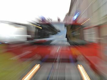 Eine Autofahrerin aus dem Kreis Bad Kissingen hat auf der A 70 die Kontrolle über ihr Auto verloren. Ihr Auto geriet in Brand und stand sofort in Flammen. Symbolbild:Ronald Rinklef