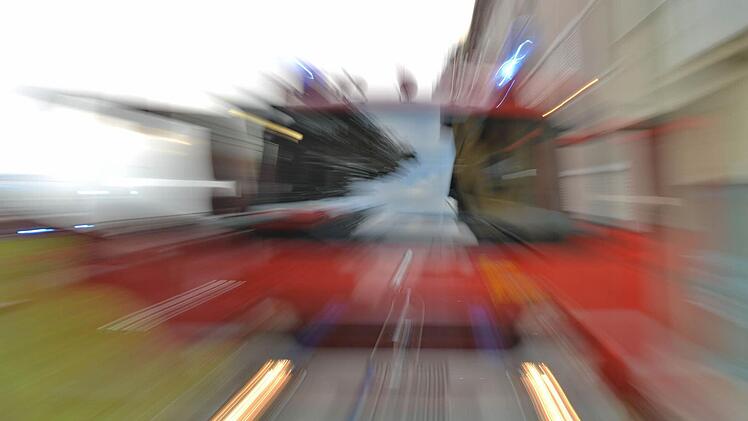 Eine Autofahrerin aus dem Kreis Bad Kissingen hat auf der A 70 die Kontrolle über ihr Auto verloren. Ihr Auto geriet in Brand und stand sofort in Flammen. Symbolbild:Ronald Rinklef