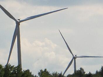 Die Windkraftanlagen in Fuchsstadt werden um sieben Meter höher was bei einer Gesamthöhe von 230 Meter kaum ins Gewicht fallen dürfte.  Foto: Winfried Ehling