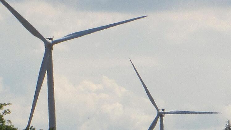 Die Windkraftanlagen in Fuchsstadt werden um sieben Meter höher was bei einer Gesamthöhe von 230 Meter kaum ins Gewicht fallen dürfte.  Foto: Winfried Ehling