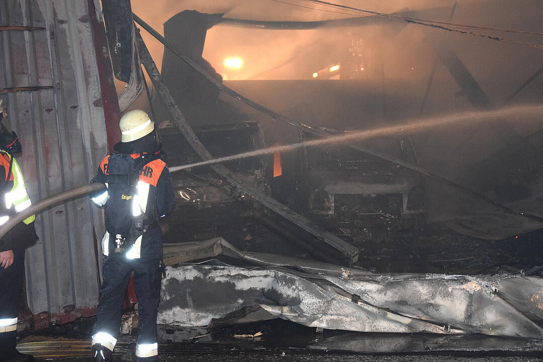 Fahrzeughalle in Flammen