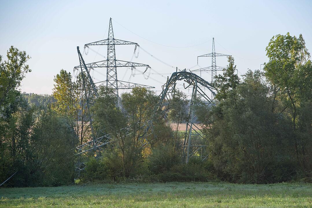 Sturm Fabienne wütet in Unterfranken: Kirchturmspitze abgerissen, Strommasten umgeknickt