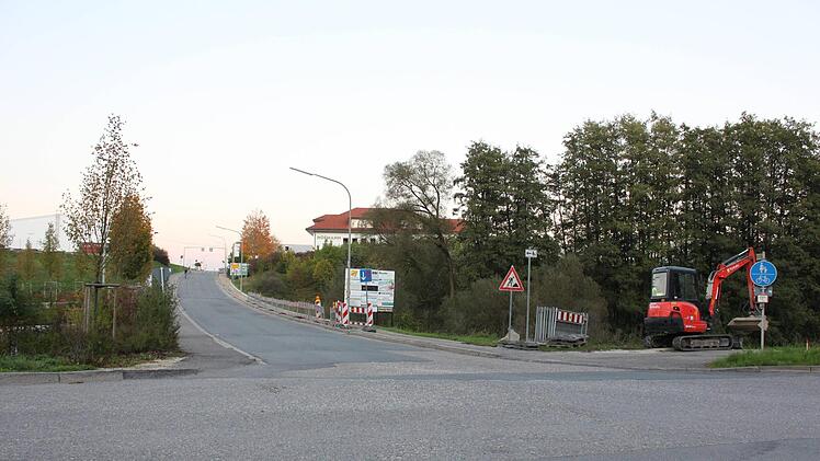 Die Einmündung der Straße "An der Zeil" auf die Kreisstraße (Coburger Straße) in Lichtenfels soll ausgebaut werden, so dass sie Platz für zwei Lkw bietet. Foto: Ramona Popp