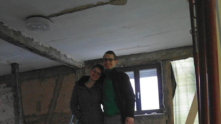 Manuel und Emily Weller sind flexibel - mit einer Beule im Wohnzimmerfußboden kann man auch leben. Foto: Stephanie Elm
