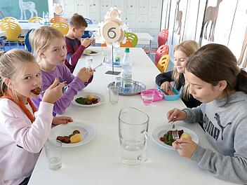Mittagessen in der Hainschule: Da schmeckt den jungen Schülern sogar Spinat.  Fotos: Marion Krüger-Hundrup