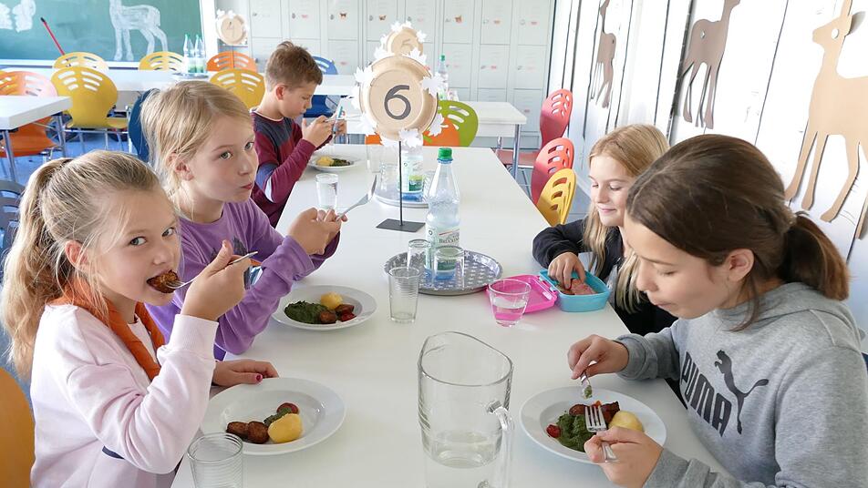 Mittagessen in der Hainschule: Da schmeckt den jungen Schülern sogar Spinat.  Fotos: Marion Krüger-Hundrup