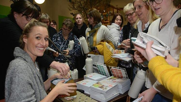 Nadine Schuberts Bücher finden reißenden Absatz nach dem Vortrag in der Stadtbibliothek Hammelburg.