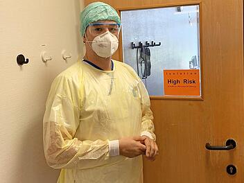 Eine vollständige Schutzausrüstung ist für Swen Klapperstück, Leiter der Isolierstation des Klinikums Coburg, Alltag. Als Letztes folgen Handschuhe. In der Zeit der Corona-Pandemie achtet das Personal noch mehr darauf, sich nicht anzustecken oder Viren aus den Patientenzimmern zu verschleppen. Foto: Regiomed