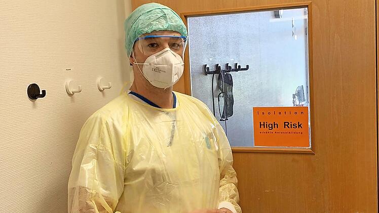 Eine vollständige Schutzausrüstung ist für Swen Klapperstück, Leiter der Isolierstation des Klinikums Coburg, Alltag. Als Letztes folgen Handschuhe. In der Zeit der Corona-Pandemie achtet das Personal noch mehr darauf, sich nicht anzustecken oder Viren aus den Patientenzimmern zu verschleppen. Foto: Regiomed