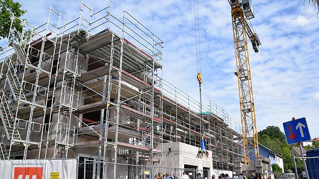 Auf den ersten Blick unscheinbar, aber nach der Fertigstellung wird der klimaneutrale Neubau "Unterm Buchberg" im Coburger Stadtteil Creidlitz allen H&uuml;rden zum Trotz bezahlbaren Wohnraum bieten und eine Tagespflegeeinrichtung der Caritas beherbergen.