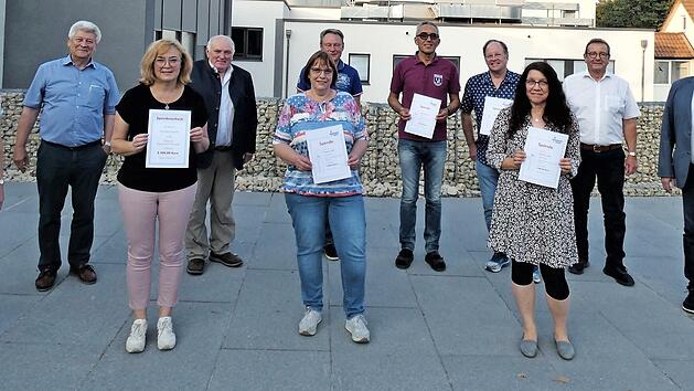 Edeltraud und Hans-Dieter Groppweis (von links) mit den Spendenempf&auml;ngern Sabine Herold, G&uuml;nther Pf&auml;ndner, Karin G&uuml;ldner, Helmut M&uuml;ller, Siegfried Zillig, Douglas Hammond, Erika Moritz, dem Prokuristen Rainer B&uuml;tterich und B&uuml;rgermeister Norbert Gro&szlig;