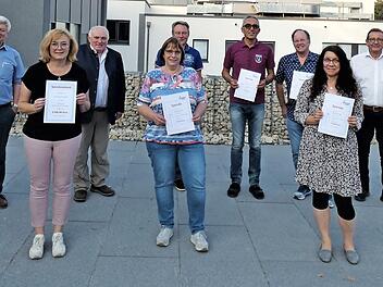 Edeltraud und Hans-Dieter Groppweis (von links) mit den Spendenempfängern Sabine Herold, Günther Pfändner, Karin Güldner, Helmut Müller, Siegfried Zillig, Douglas Hammond, Erika Moritz, dem Prokuristen Rainer Bütterich und Bürgermeister Norbert Groß