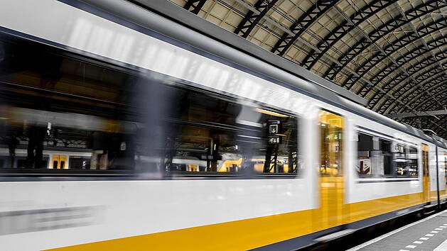 Versp&auml;tungen, &uuml;berf&uuml;llte Wagons, Ausf&auml;lle: Berufspendler*innen leiden unter dem gestiegenen Verkehrsaufkommen seit Einf&uuml;hrung des 9-Euro-Tickets.