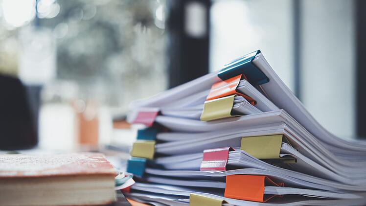 Kritiker monieren, dass in Deutschland die Arbeit der Verwaltung oft wie ein Bremsklotz wirkt.