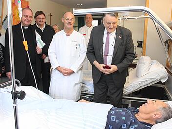 Auch Patient Franz Krämer bekam gestern prominenten Besuch am Krankenbett.  Foto: Andreas Dorsch